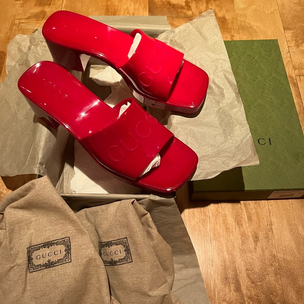 Gucci rubber sandals in red size 40